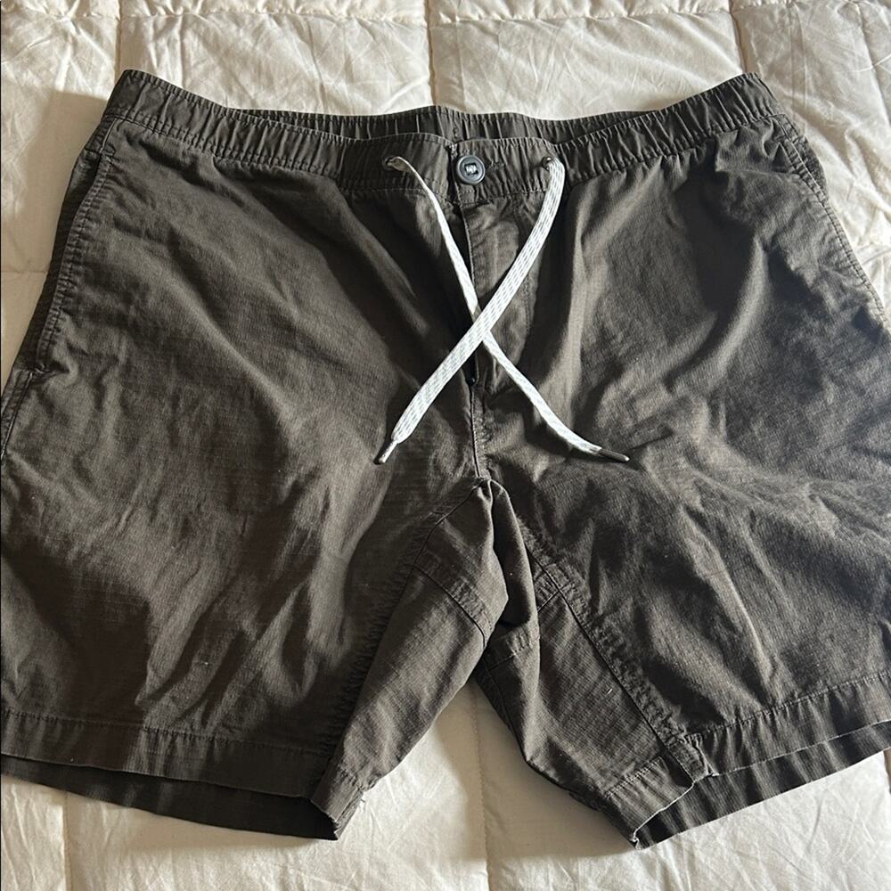 Vuori Men's Shorts in Olive Green